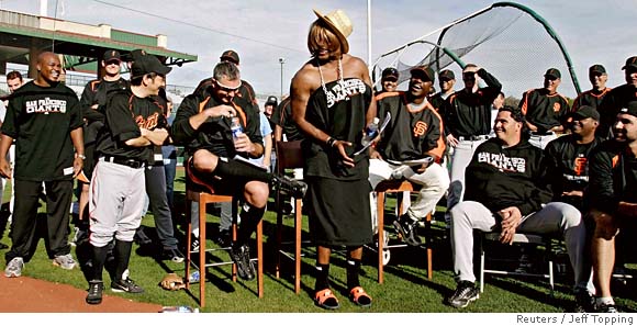 Dude looks like a lady? / Straight up, now: Bonds turns heads in 'Giants  Idol