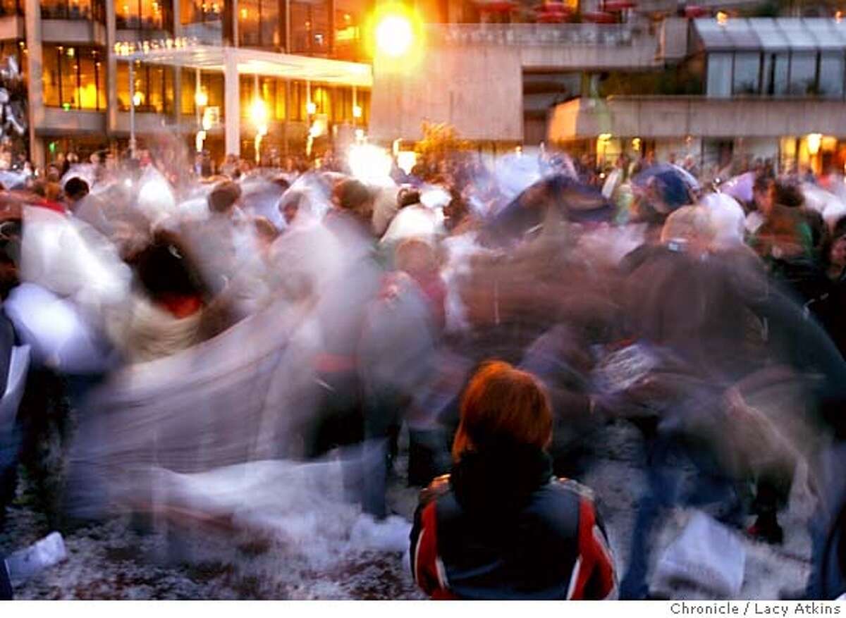 SAN FRANCISCO / Hundreds attend mass pillow fight