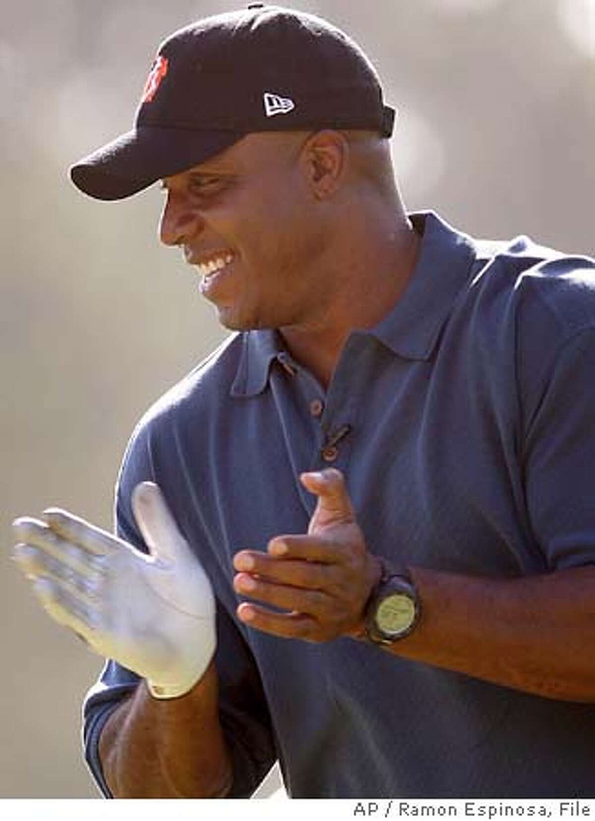 San Francisco Giants baseball team outfielder Barry Bonds claps during the 20th annual Juan Marichal Golf Classic in Juan Dolio, Dominican Republic, Saturday Jan. 21, 2006. (AP Photo/Ramon Espinosa) ***EFE OUT***
