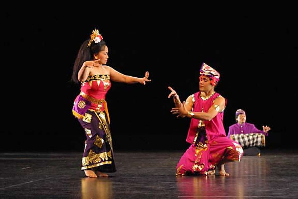 ETHNIC22D_HO Gamelan Sekar Jaya is a huge audience favorite performing dances from Bali.