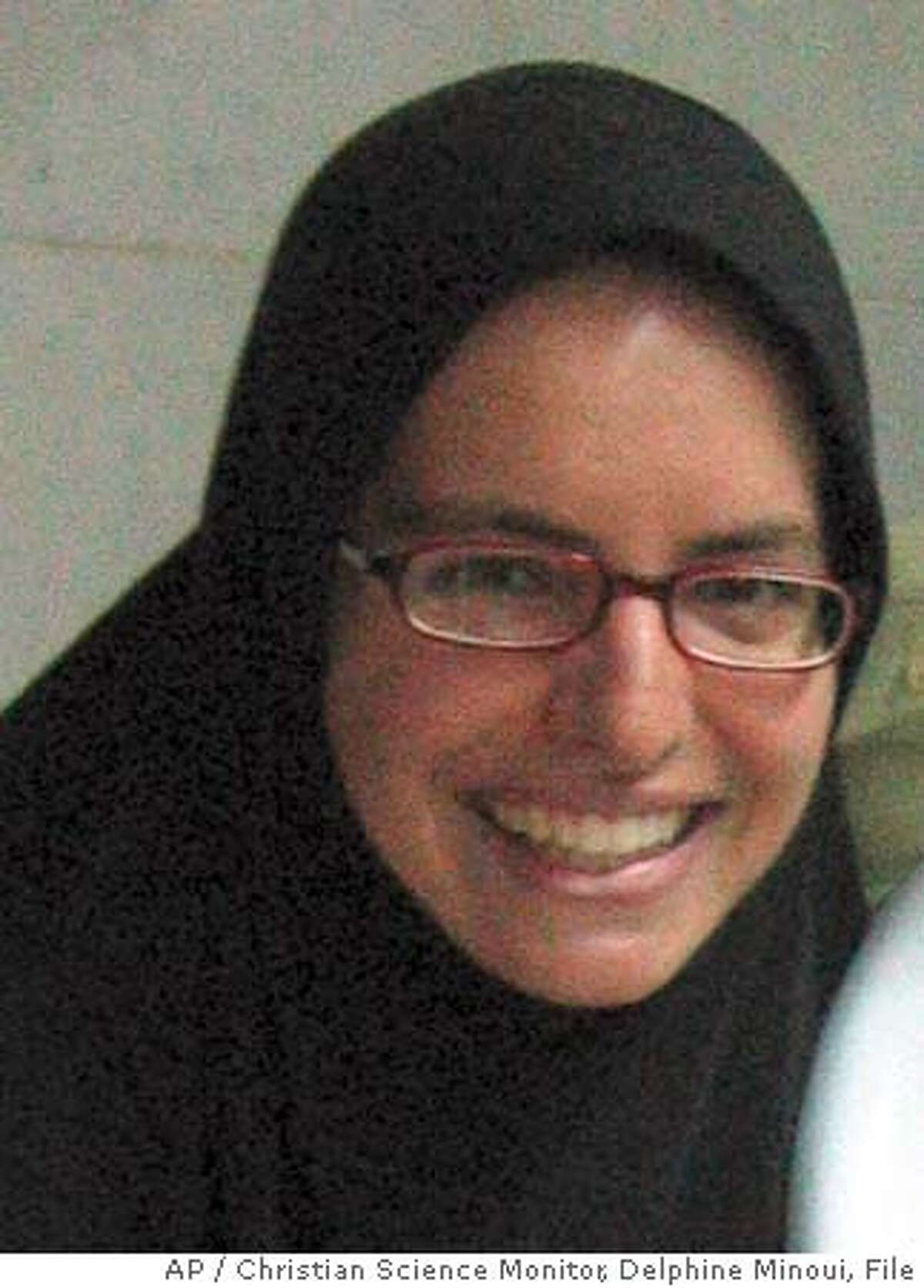 自由作家吉尔·卡罗尔在2005年9月5日拍摄的资料照片中。卡罗尔目前是《基督教科学箴言报》的一名自由记者，2006年1月7日星期六早上在巴格达被不明身份的枪手绑架。她的伊拉克翻译在绑架中被杀。(美联社图片/基督教科学箴言报，Delphine Minoui) 2006年1月10日一名警察在伊拉克纳杰夫东北部的一个农场检查发现的武器。警方说，他们在农场逮捕了几名叛乱分子。一名警察在伊拉克纳杰夫东北部的一个农场检查发现的武器库。警方说，他们在农场逮捕了几名叛乱分子。2005年9月5日，资料照片
