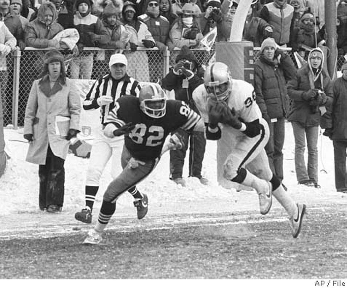 Oakland Raiders safety Mike Davis (36) cuts in front of Cleveland Browns tight end Ozzie Newsome to intercept a pass from Browns quarterback Brian Sipe in the end zone with less than a minute to go in Sunday's AFC playoff game, Jan. 4, 1981, in Cleveland. The interception ended the Browns hopes of winning the game. Oakland won, 14-12. (AP Photo)