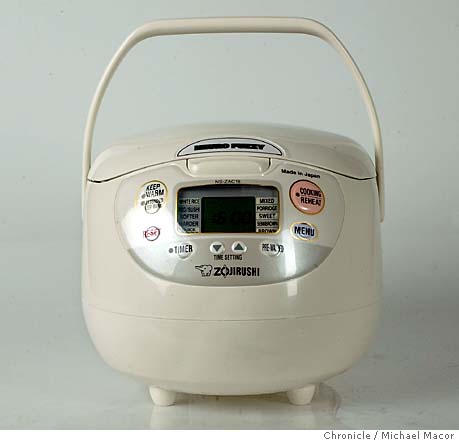 ricecooker068 mac.jpg Fujitronic Rice Cooker. Testing rice cookers.  Looking at three different models. 11/12/03 in STUDIO. MICHAEL MACOR/ The  Chronicle (MICHAEL MACOR/San Francisco Chronicle via AP Stock Photo - Alamy