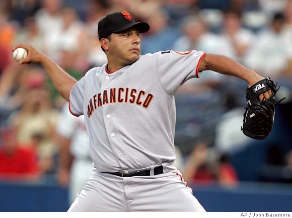 San Francisco Giants' Barry Bonds (L) and Ryan Klesko talk in the