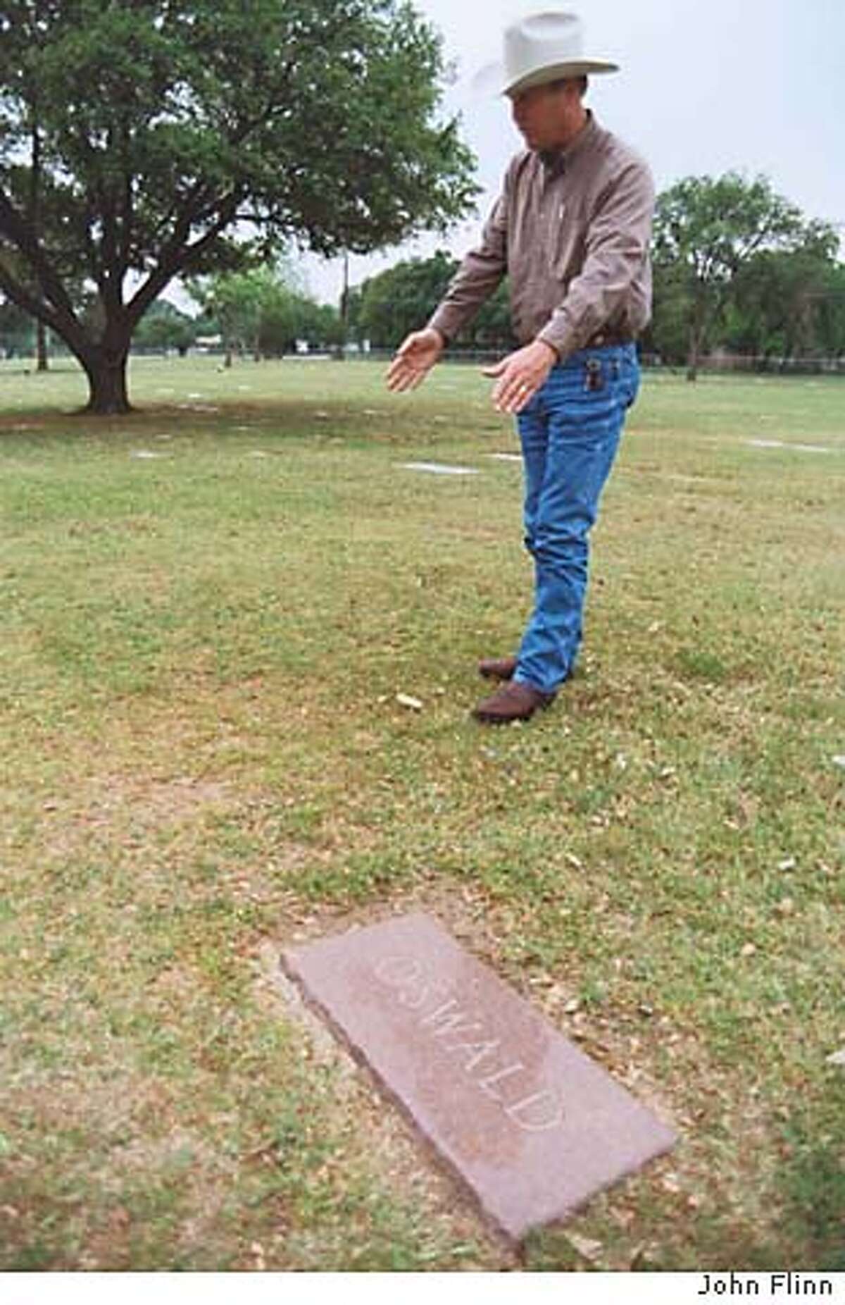 Scene of the crime 11/22/63 / From Dealey Plaza and the grassy knoll to