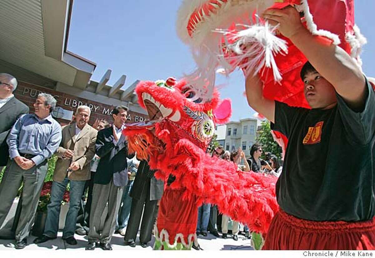 LIBRARY05_217_MBK.JPG Chinese lion dancers christen the reopening celebration of Marina branch of SF library in San Francisco, CA, on Saturday, August, 4, 2007. photo taken: 8/4/07 Mike Kane / The Chronicle *