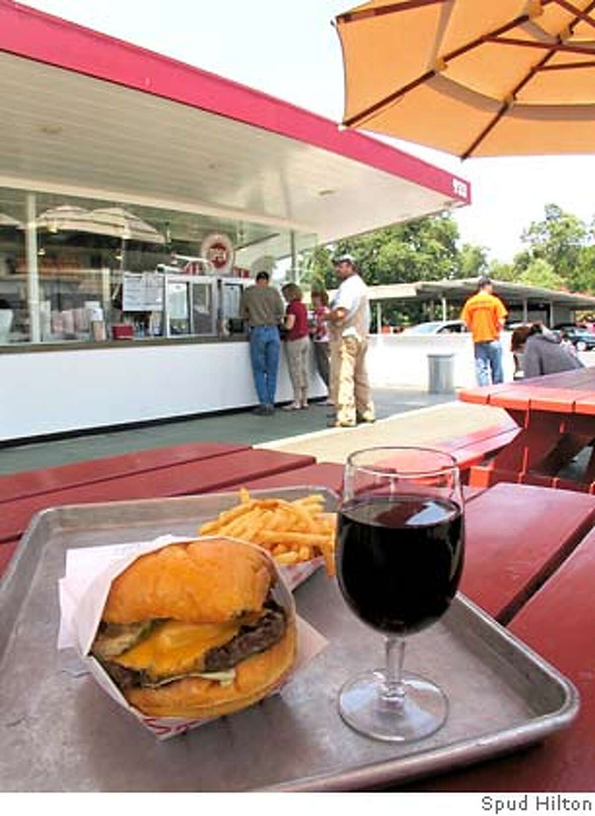 � TRAVEL NAPA -- Scenes from Taylor's Refresher, a popular burger stand in St. Helena that also has a lengthy wine list. napa_taylors025.jpg 7/9/07 in St. Helena, CA.