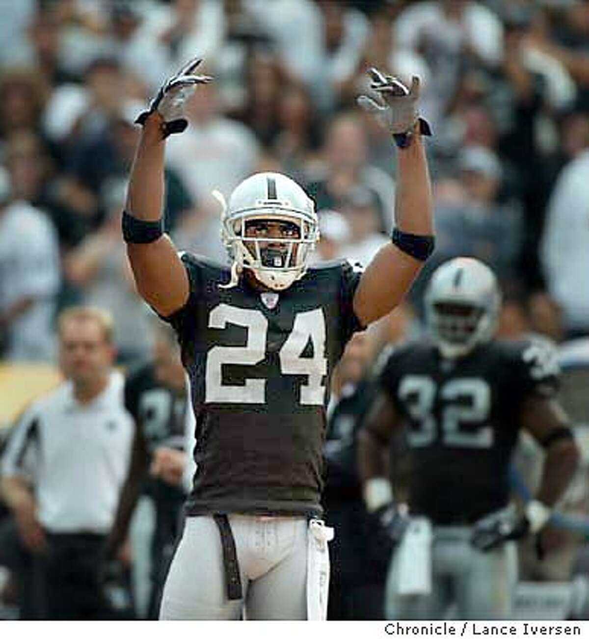 Raiders' Charles Woodson continuing his vintage play