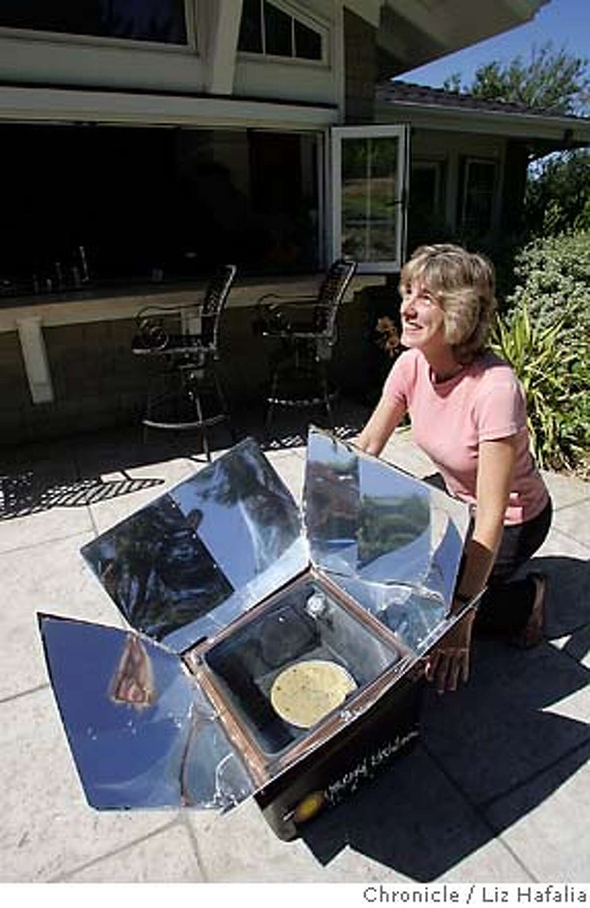 SOLAR27_LH_076.JPG Lynn Langford positions her solar oven for making her chocolate zucchini cake. Photographed by Liz Hafalia/The Chronicle/Ross/6/12/07 **Lynn Langford cq MANDATORY CREDIT FOR PHOTOGRAPHER AND SAN FRANCISCO CHRONICLE/NO SALES-MAGS OUT