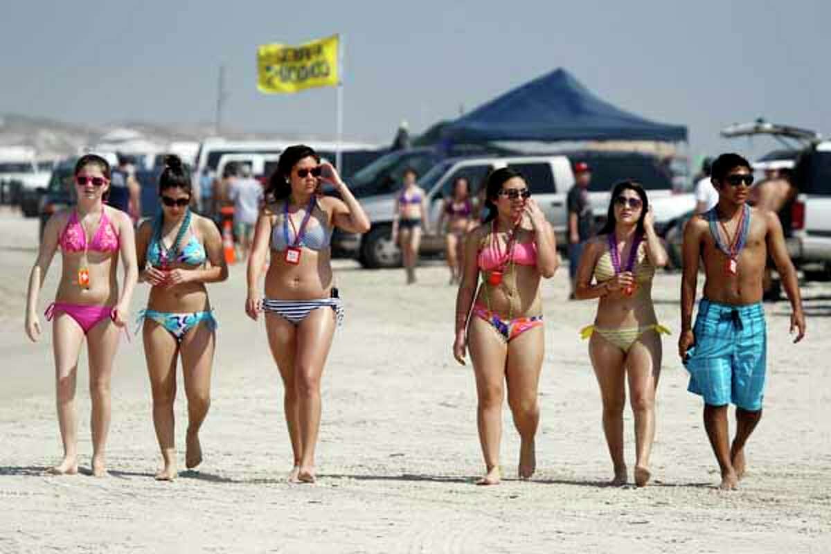 Spring break students party at South Padre despite Mexico turmoil