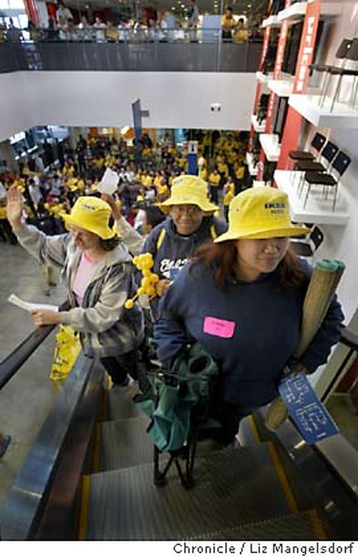 Ikea brings swarm of shoppers to East Palo Alto / 90 officers direct