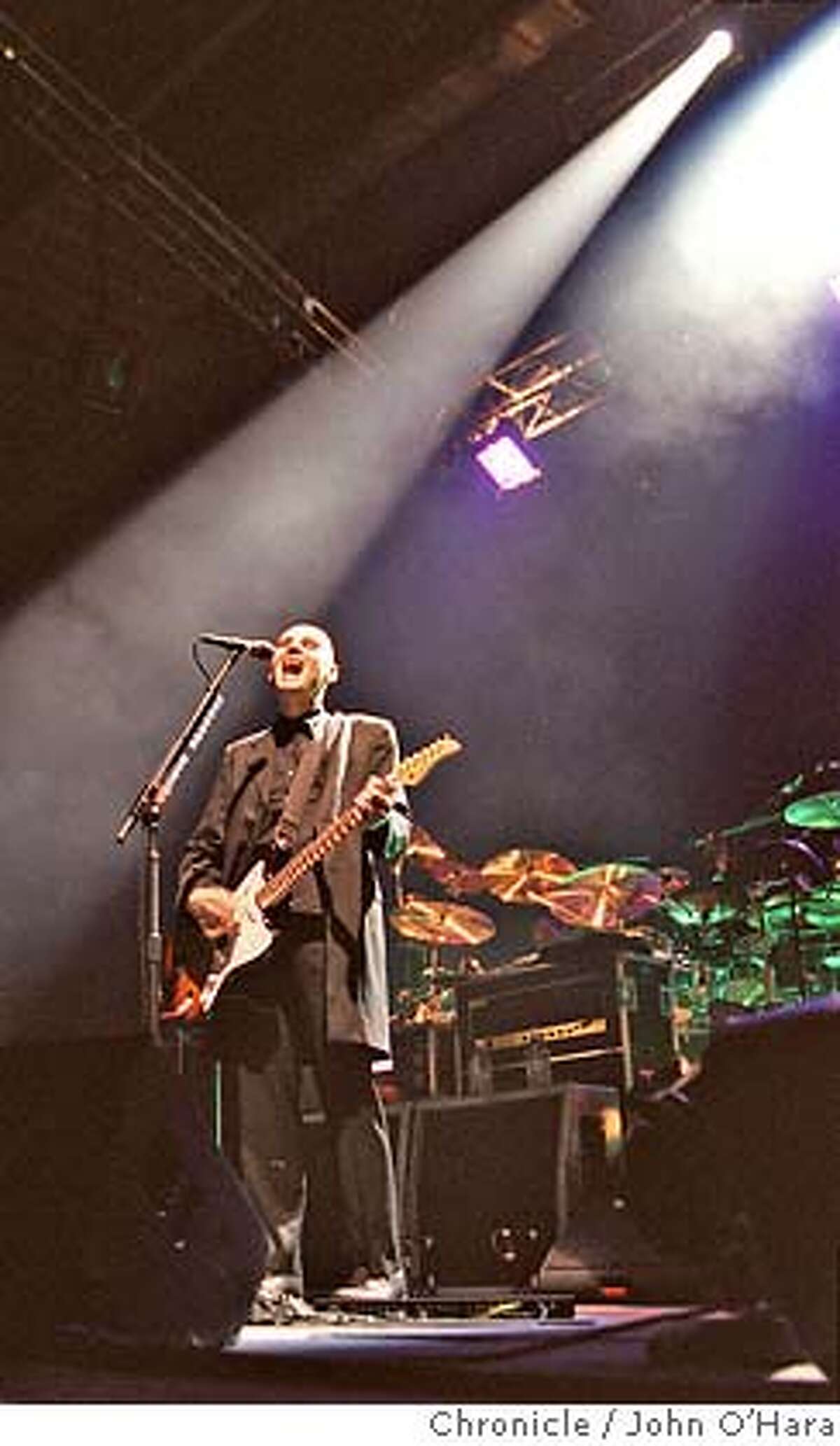 � PUMPKINS3/C/30JUN98/DD/JO Smashing Pumpkins singer Billy Corgan at Bill Graham Civic Auditorium in SF, where the band kicked off its U. S. tour this weeek. ALSO RAN 2/8/00 BY JOHN O'HARA/THE CHRONICLE CAT