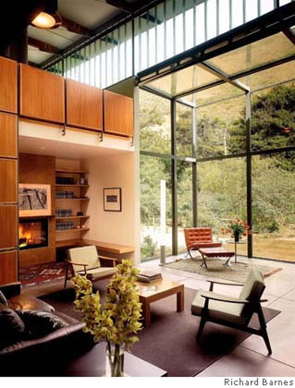 Nature Preserved / An ecoconscious glass playpen hidden in Big Sur