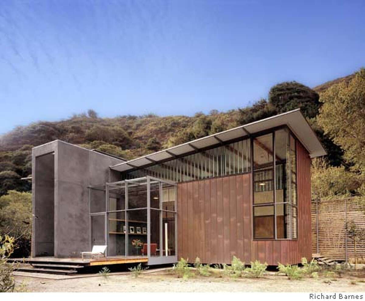 Nature Preserved / An ecoconscious glass playpen hidden in Big Sur