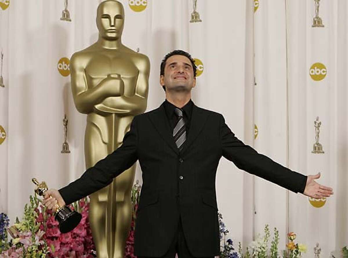Jorge Drexler poses with the Oscar for best original song for "Al Otro Lado Del Rio" from the motion picture "The Motorcycle Diaries" during the 77th Academy Awards Sunday, Feb. 27, 2005, in Los Angeles. (AP Photo/Laura Rauch)
