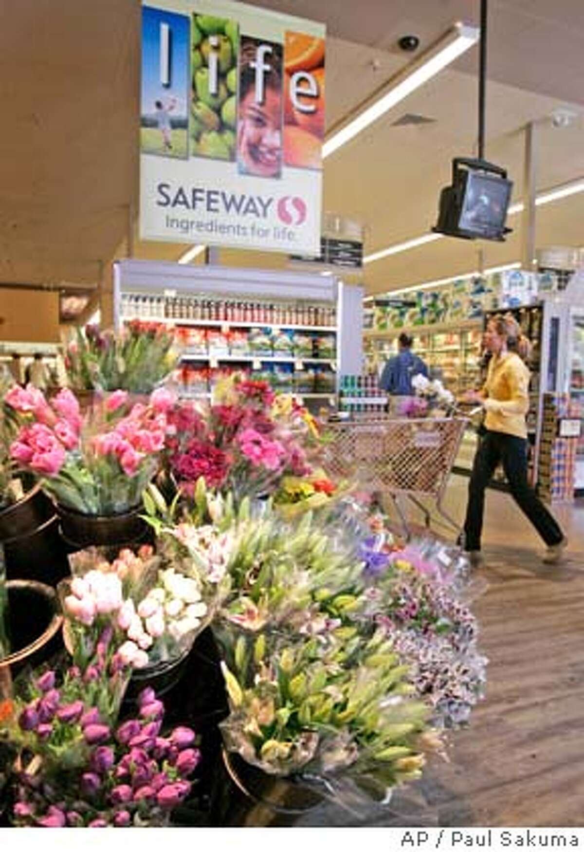 Safeway has success with new lifestyle / Grocer reports profit up 22