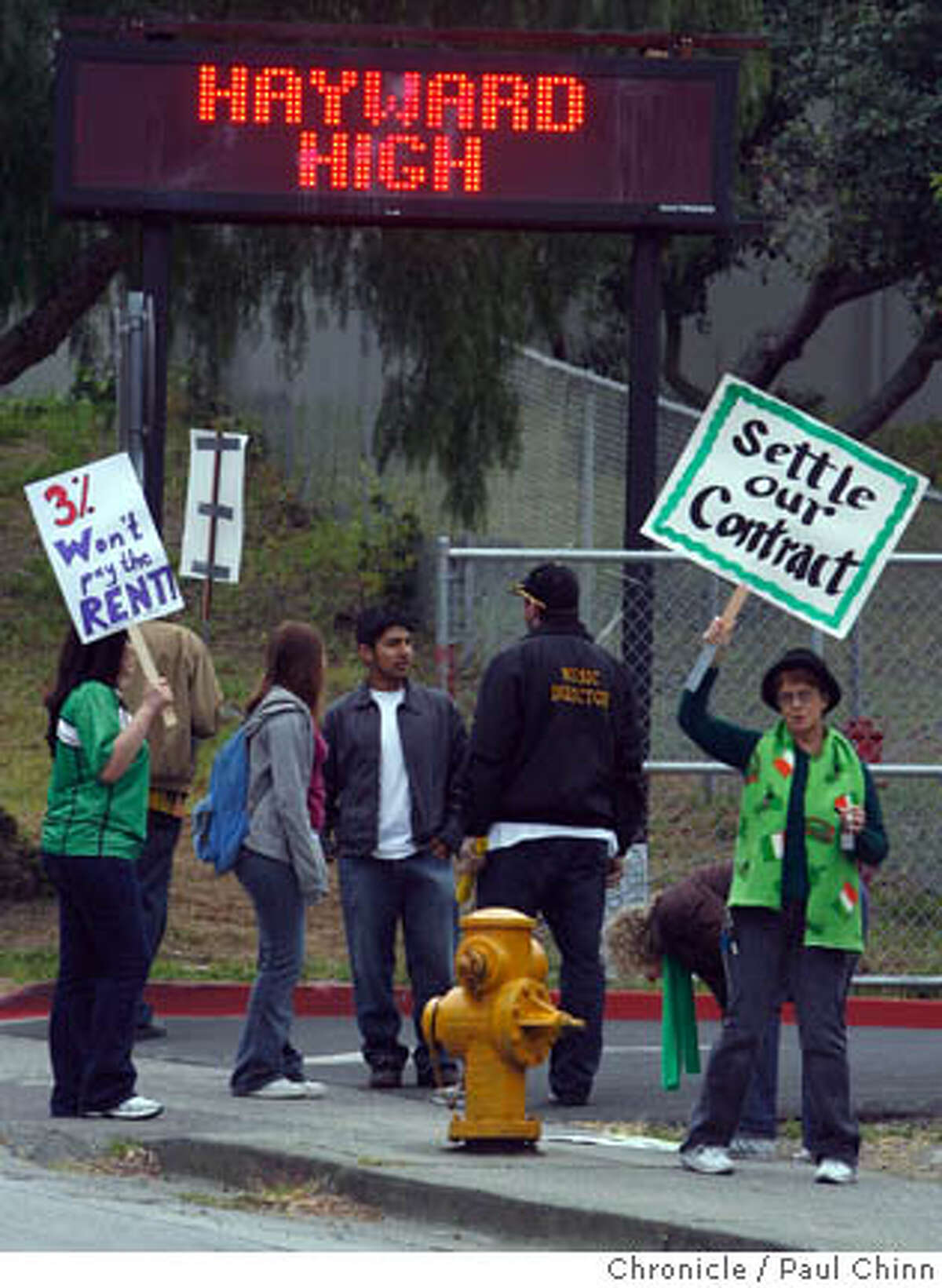 HAYWARD / Teachers' strike jolts schools on its first day