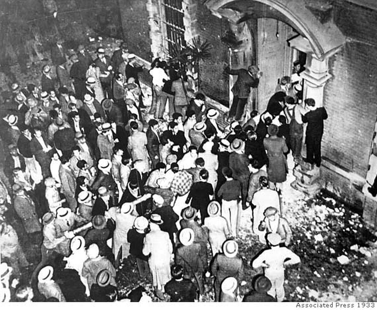 5,000 people storm the Santa Clara jail, 1933