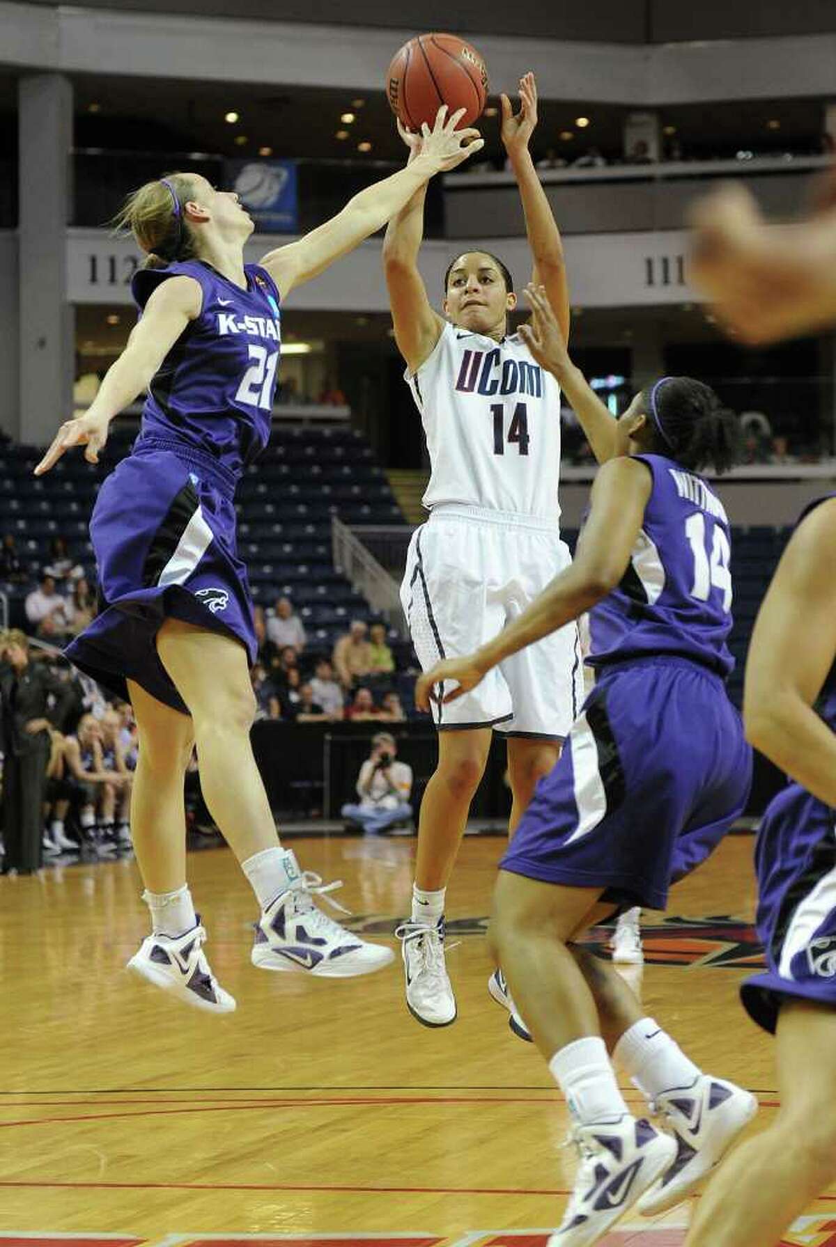 UConn routs KState, moves to Sweet 16