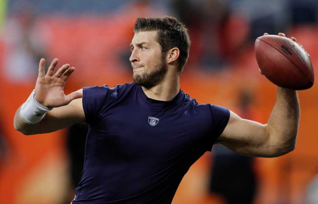 Tim Tebow draws huge crowds for Easter