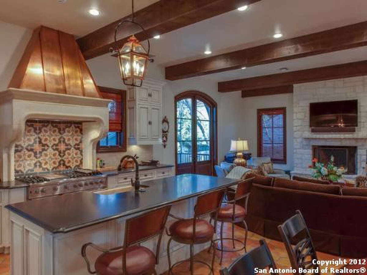 Deep soaking bathtub, a dream house to come home to