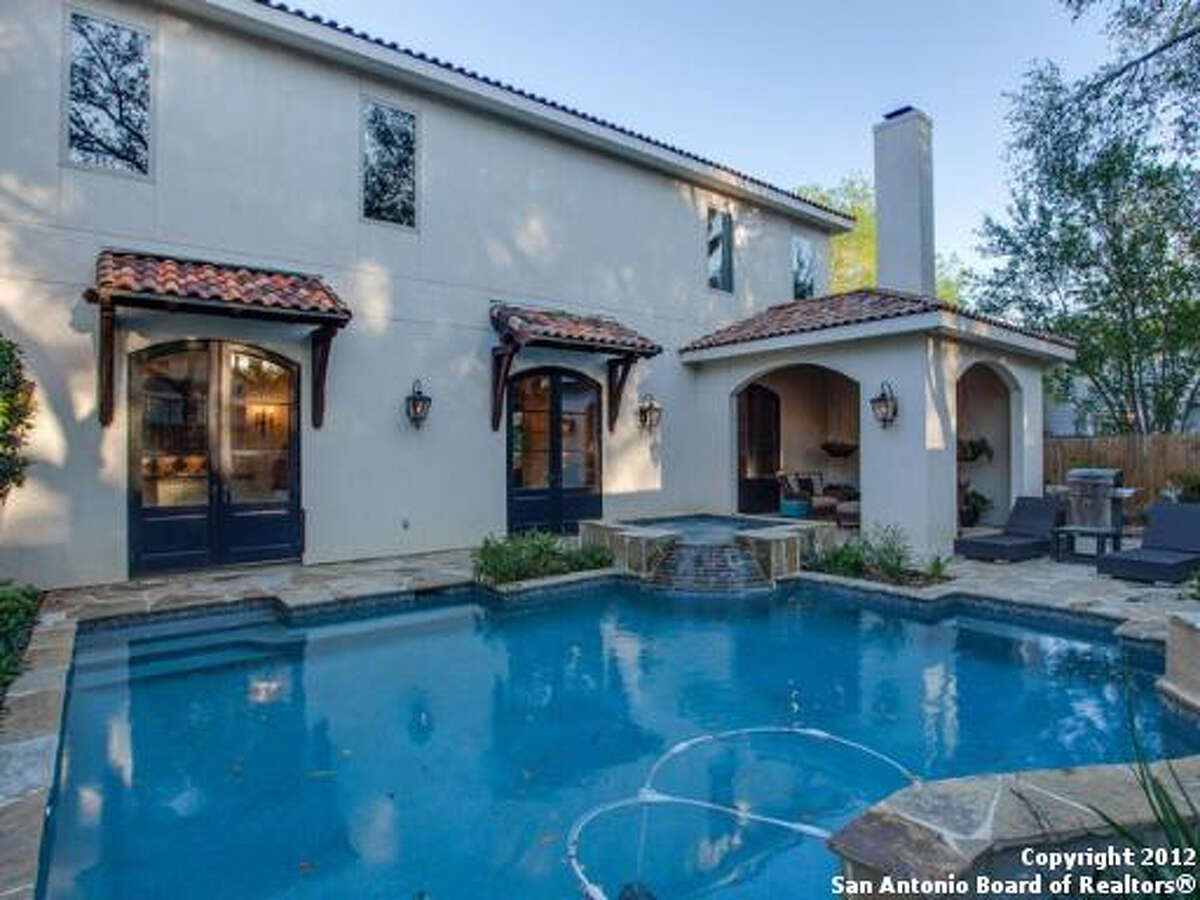 Deep soaking bathtub, a dream house to come home to