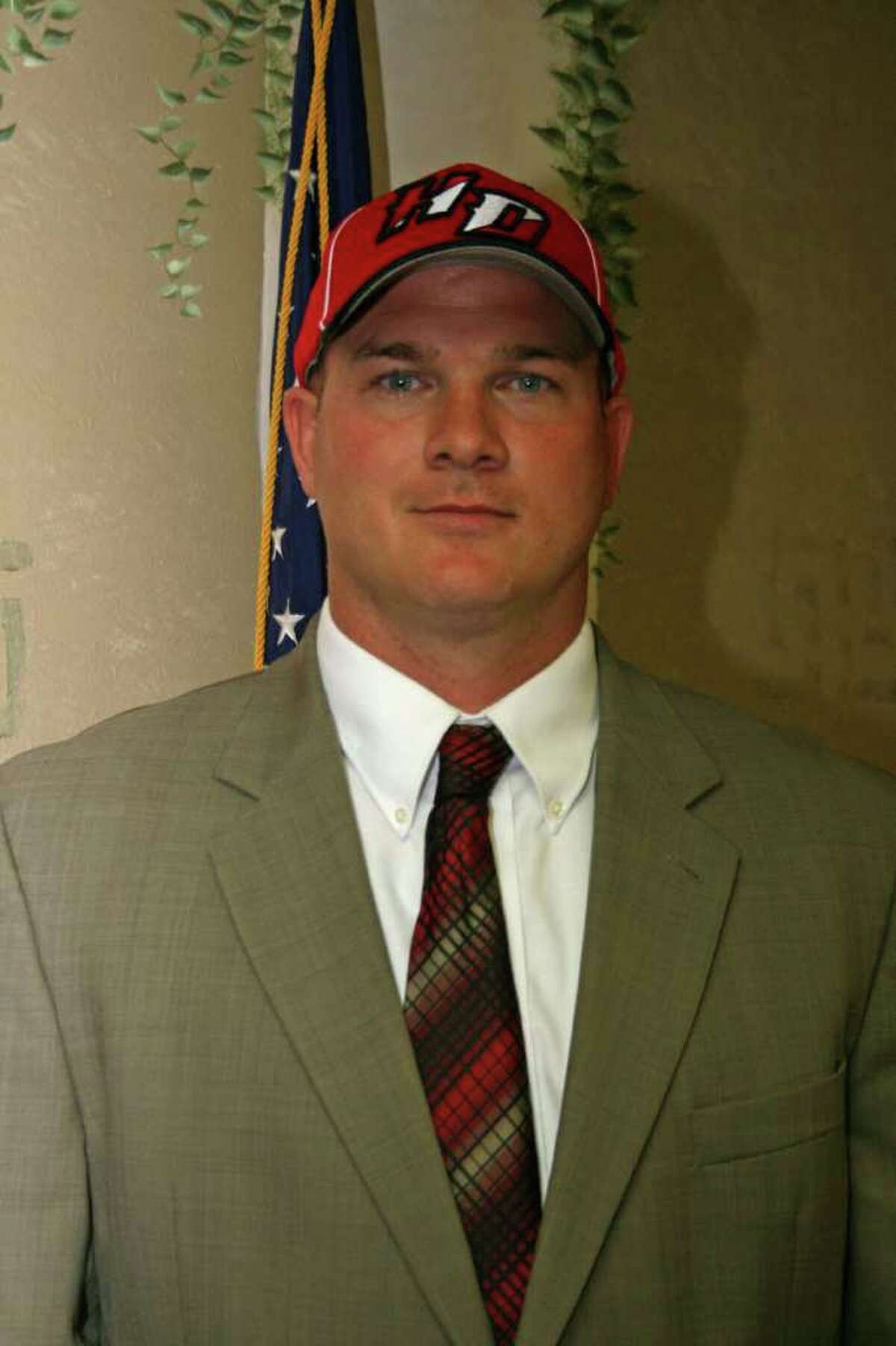 HullDaisetta hires new football coach