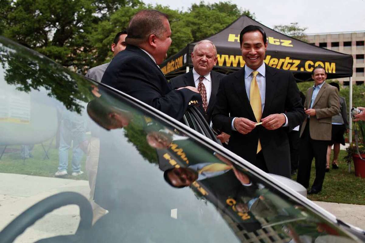 Mario Rocha, area manager for Hertz at the San Antonio International Airport (left) talks with Mayor Julián Castro, joined by Bill Barker with the Office of Environmental Policy (center) and Castro adviser Adam Greenup (far left).