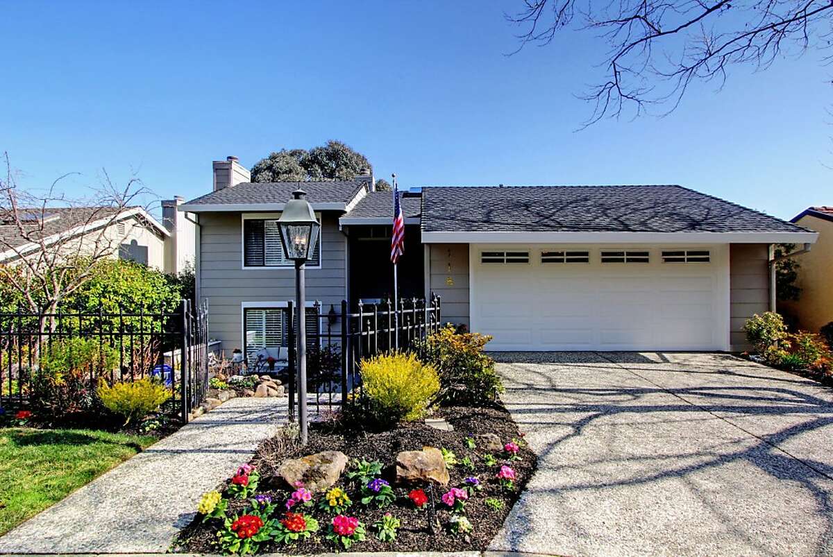 4bedroom Moraga Country Club home offers unobstructed views from tee