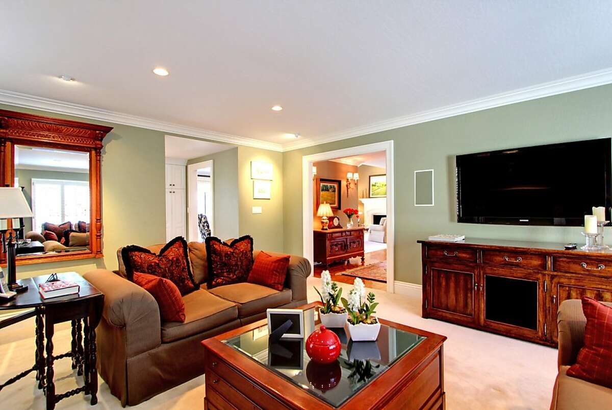 4bedroom Moraga Country Club home offers unobstructed views from tee