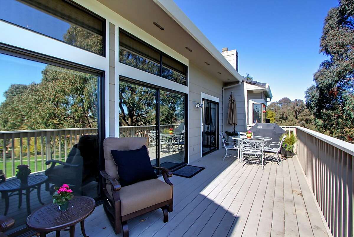 4bedroom Moraga Country Club home offers unobstructed views from tee