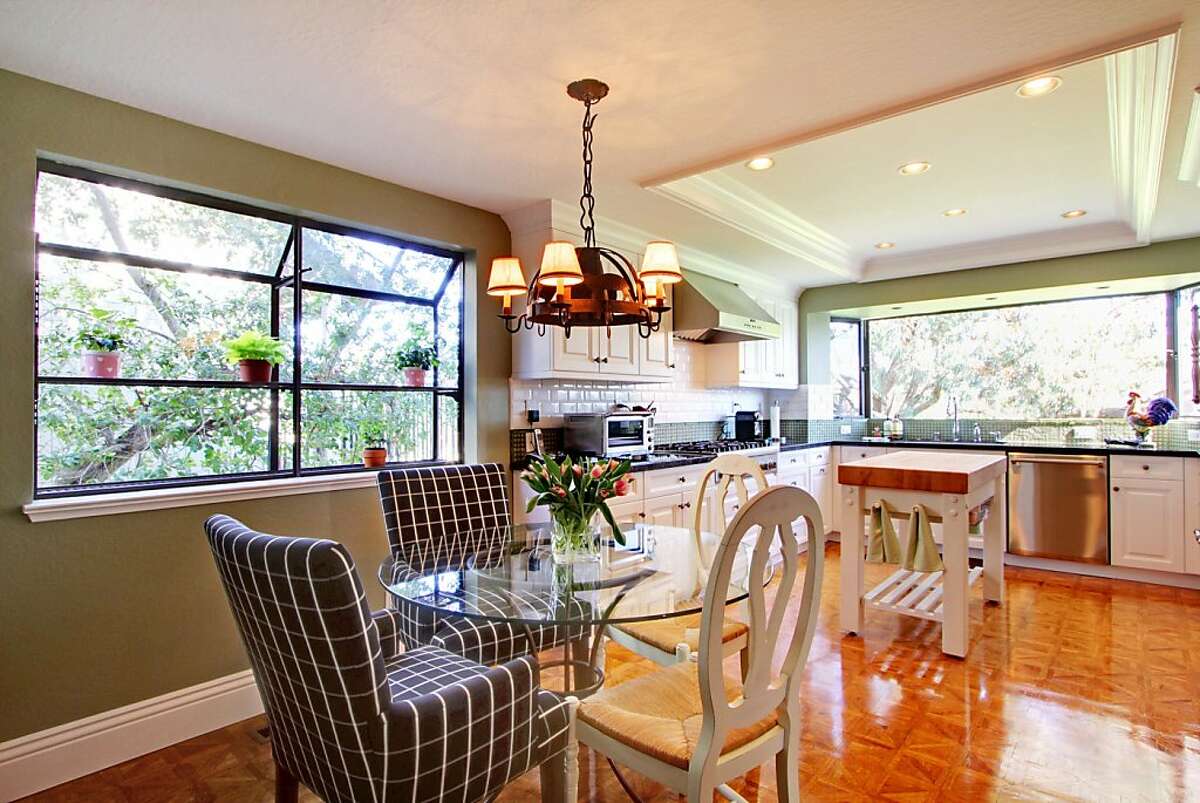 4bedroom Moraga Country Club home offers unobstructed views from tee