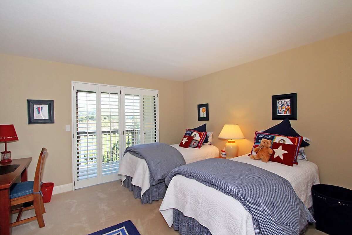 4bedroom Moraga Country Club home offers unobstructed views from tee