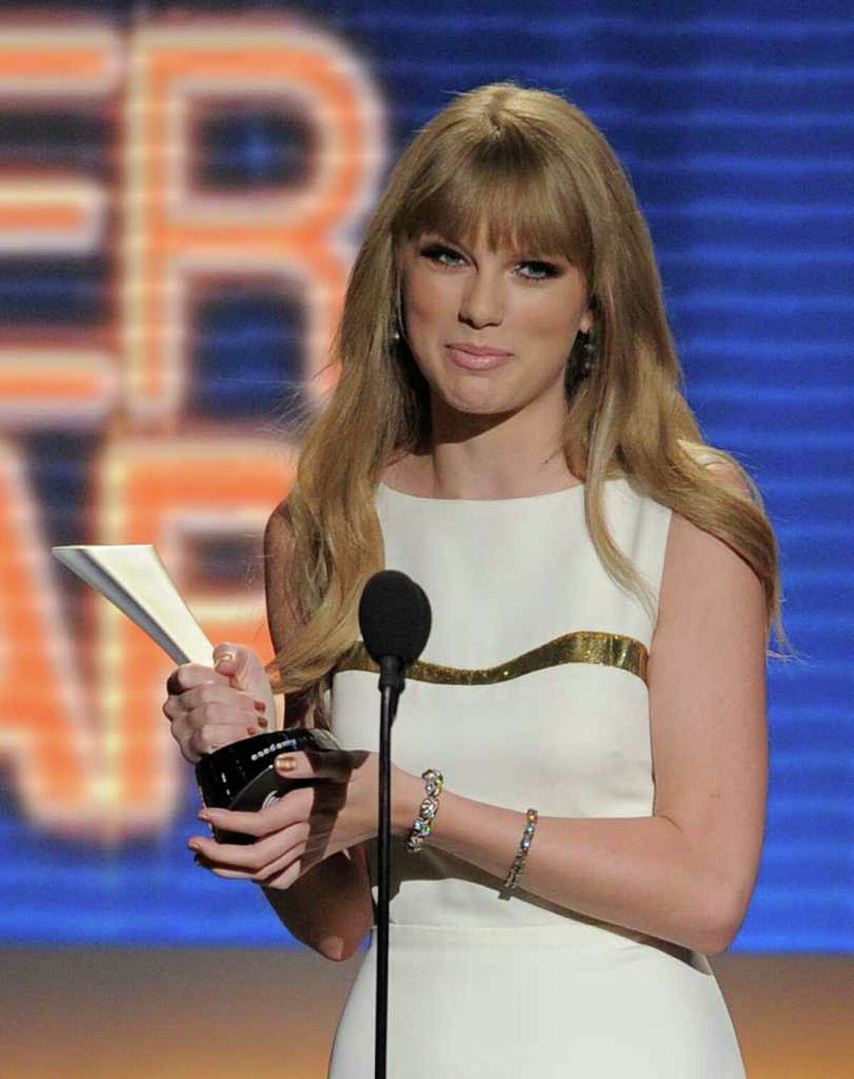 Taylor Swift wins ACM entertainer of the year