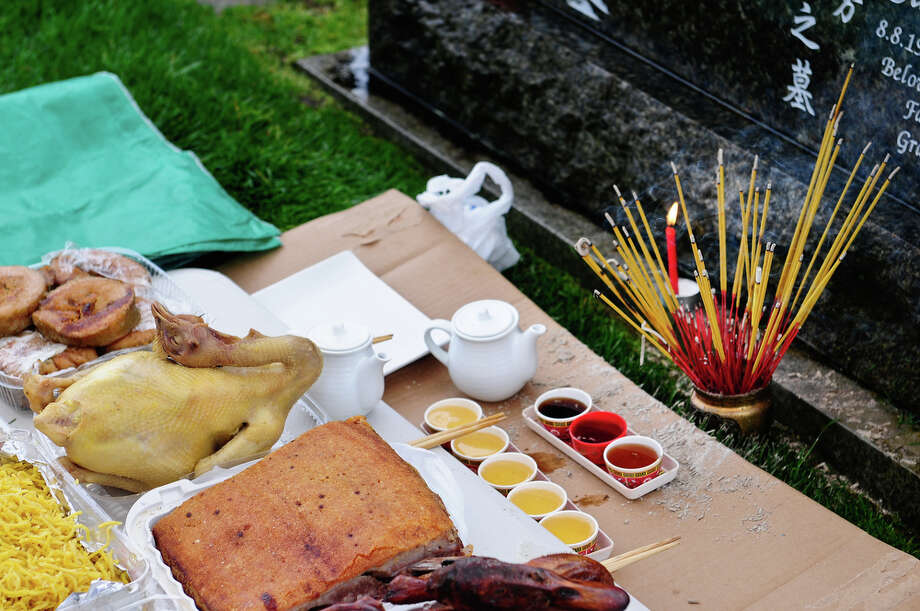 Buddhist Ching Ming tomb sweeping ceremony