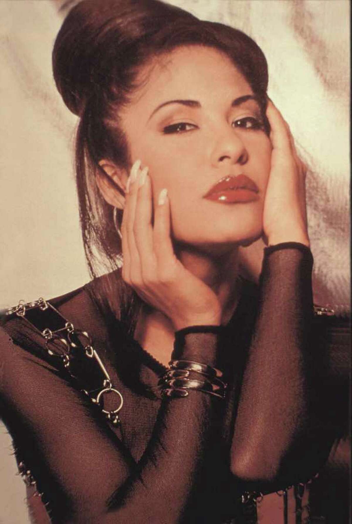 Selena is remembered on 'Enamorada de Ti,' which includes acoustic versions of some of her biggest hits. EMI photo.