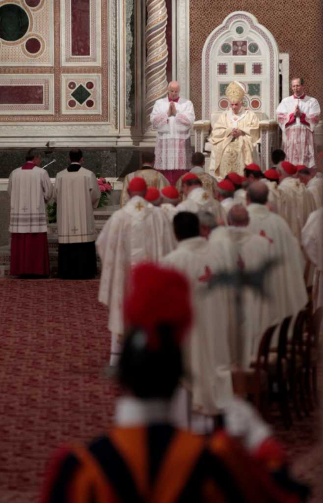 Pope Assails Dissidence From Priests 