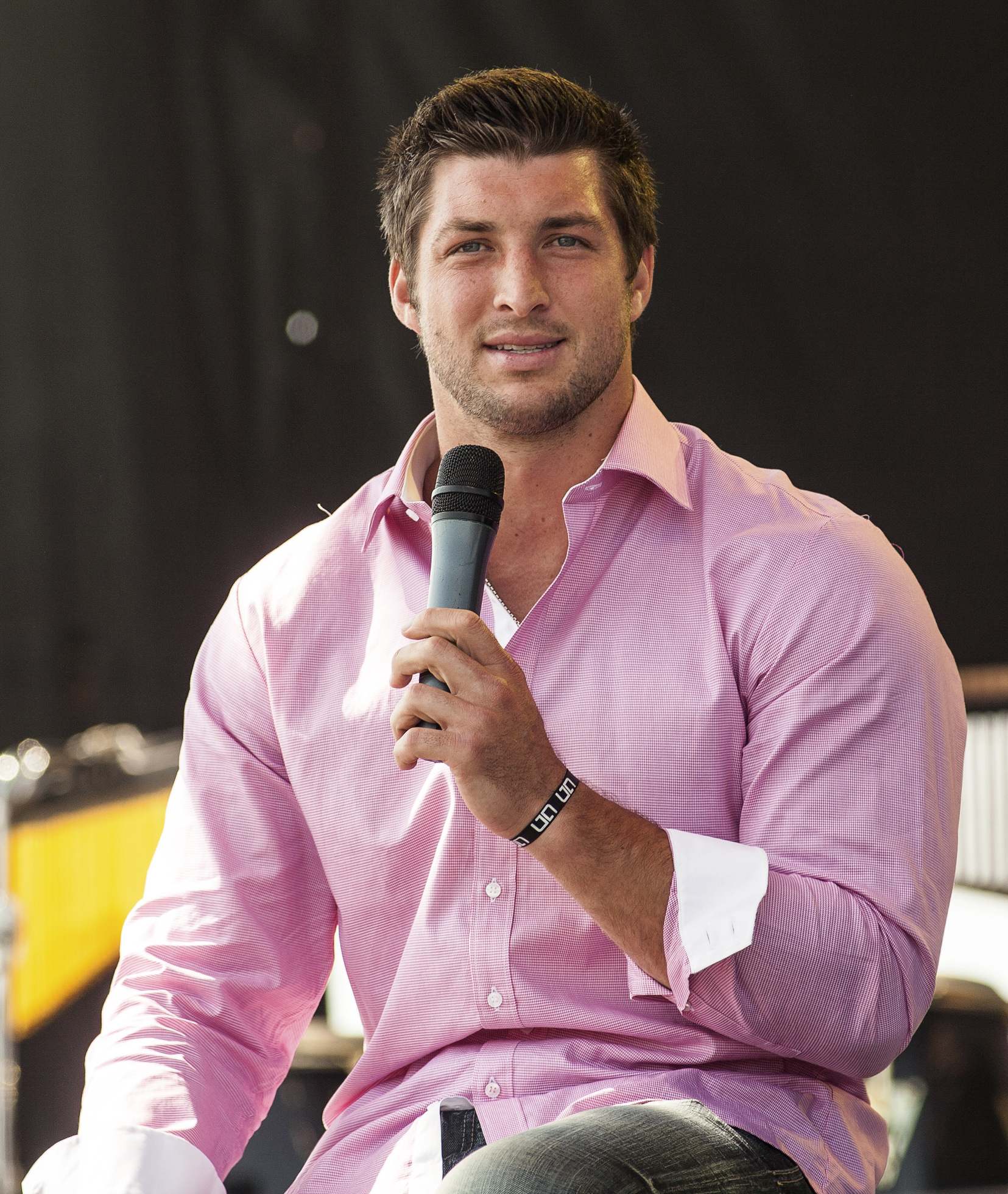 Tim Tebow draws huge crowds for Easter