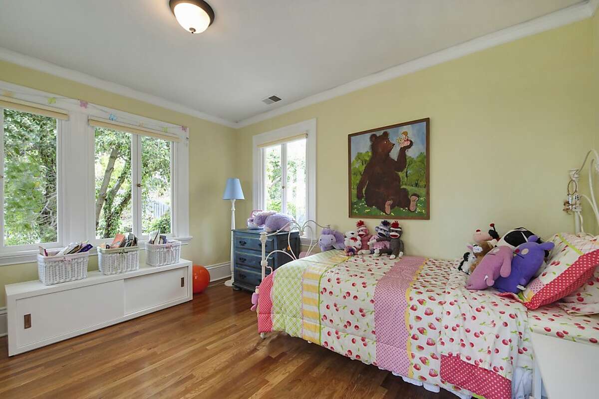 3story Crocker Highlands home with lush yard