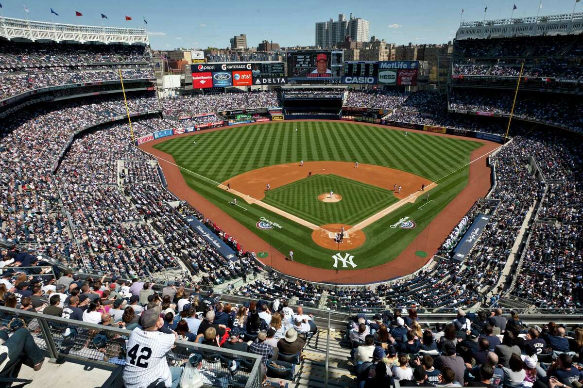 Cano helps M's win in return to Yankee Stadium