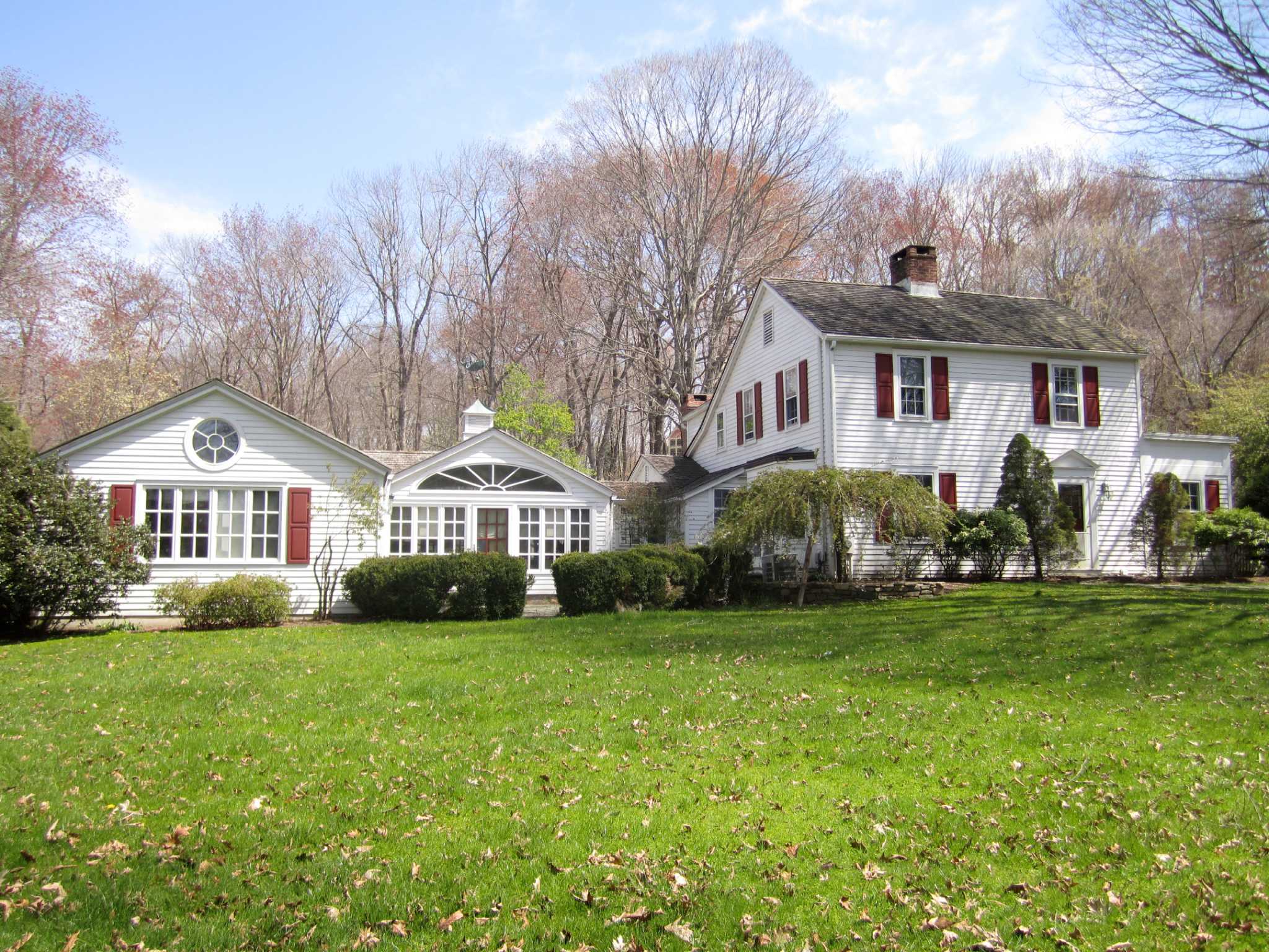 colonial-farmhouse-is-private-oasis-close-to-town