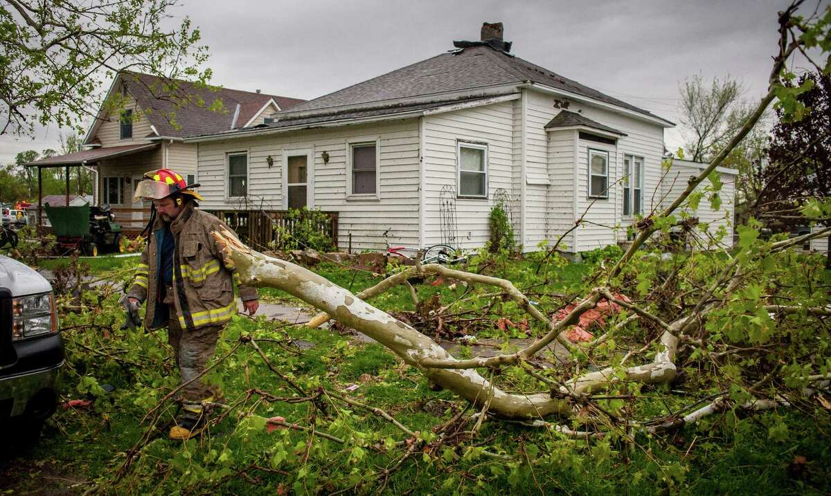 Tornado outbreak In Midwest leaves trail of damage