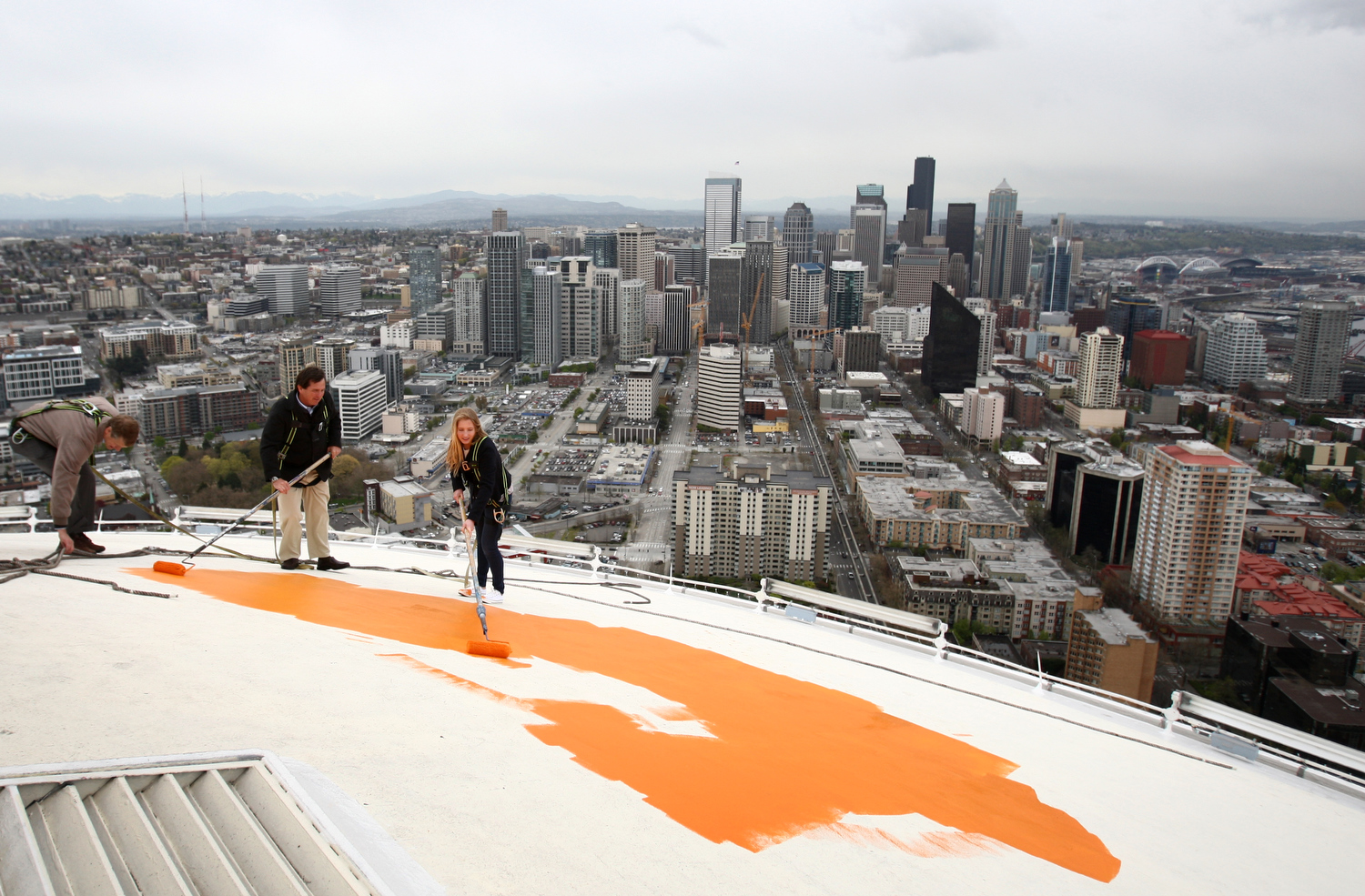 space-needle-returns-to-its-original-color