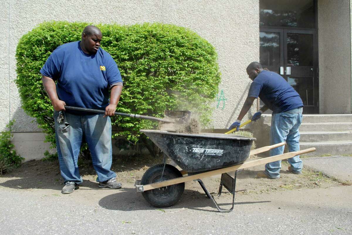 Landscapers, school staff beautify Trailblazers