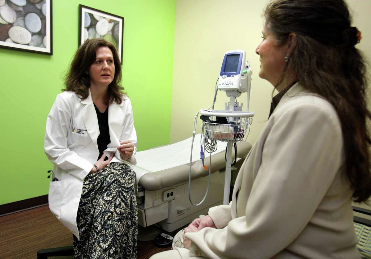 Sick of status quo, doctors test noinsurance models
