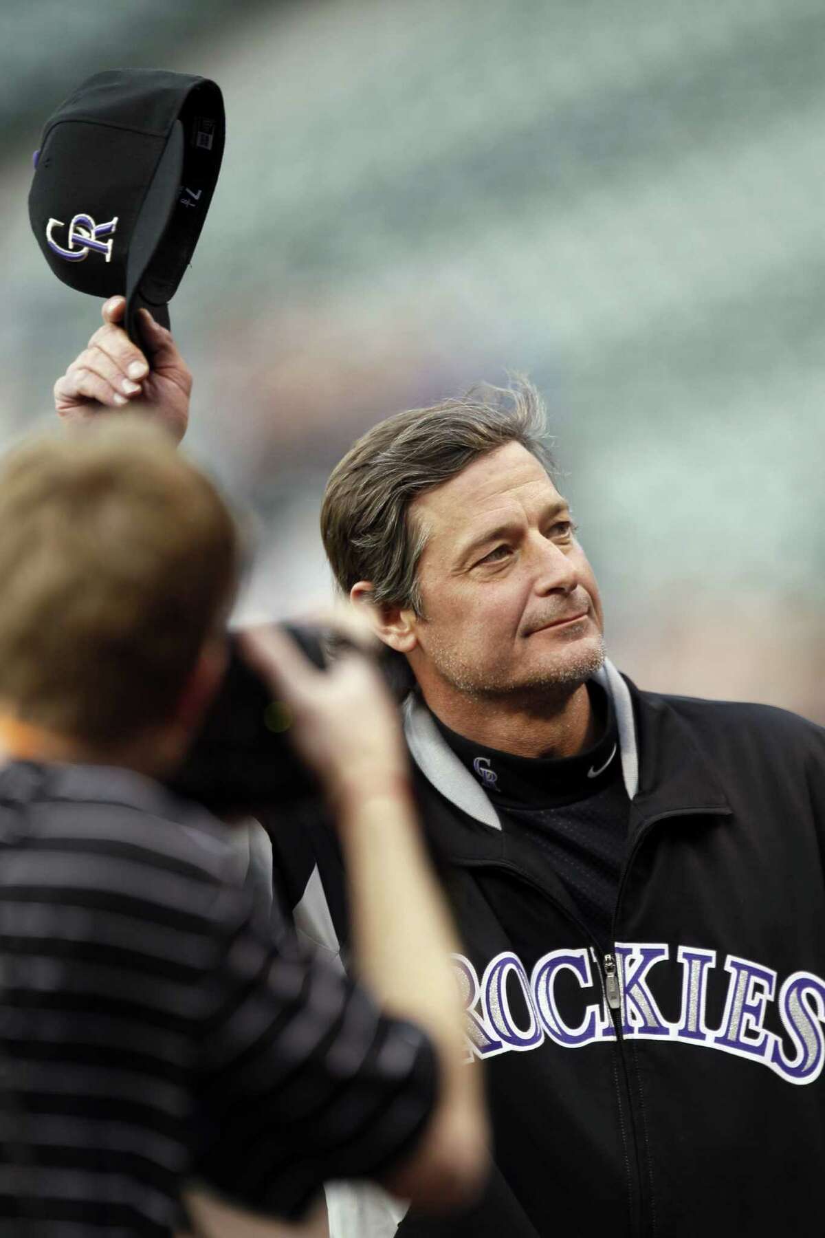 Colorado’s Jamie Moyer tips his hat after becoming the oldest pitcher to win a game.
