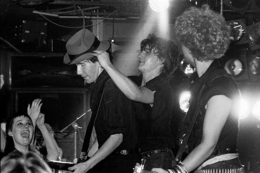J.B. Scott's, Albany. Le club, fréquenté par les rockers U2, The Ramones, John Mellencamp (alors Johnny Cougar), et plus, a brûlé en 1982.