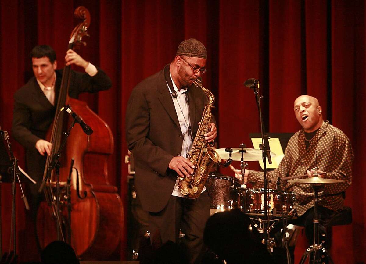 (from left) John Pattitucci, Kenny Garrett and Roy Haynes reacting to Garrett's solo. Opening night of Yoshi's, a big new jazz club in San Francisco. All-star band of drummer Roy Haynes inaugurates it. Mark Costantini / The Chronicle