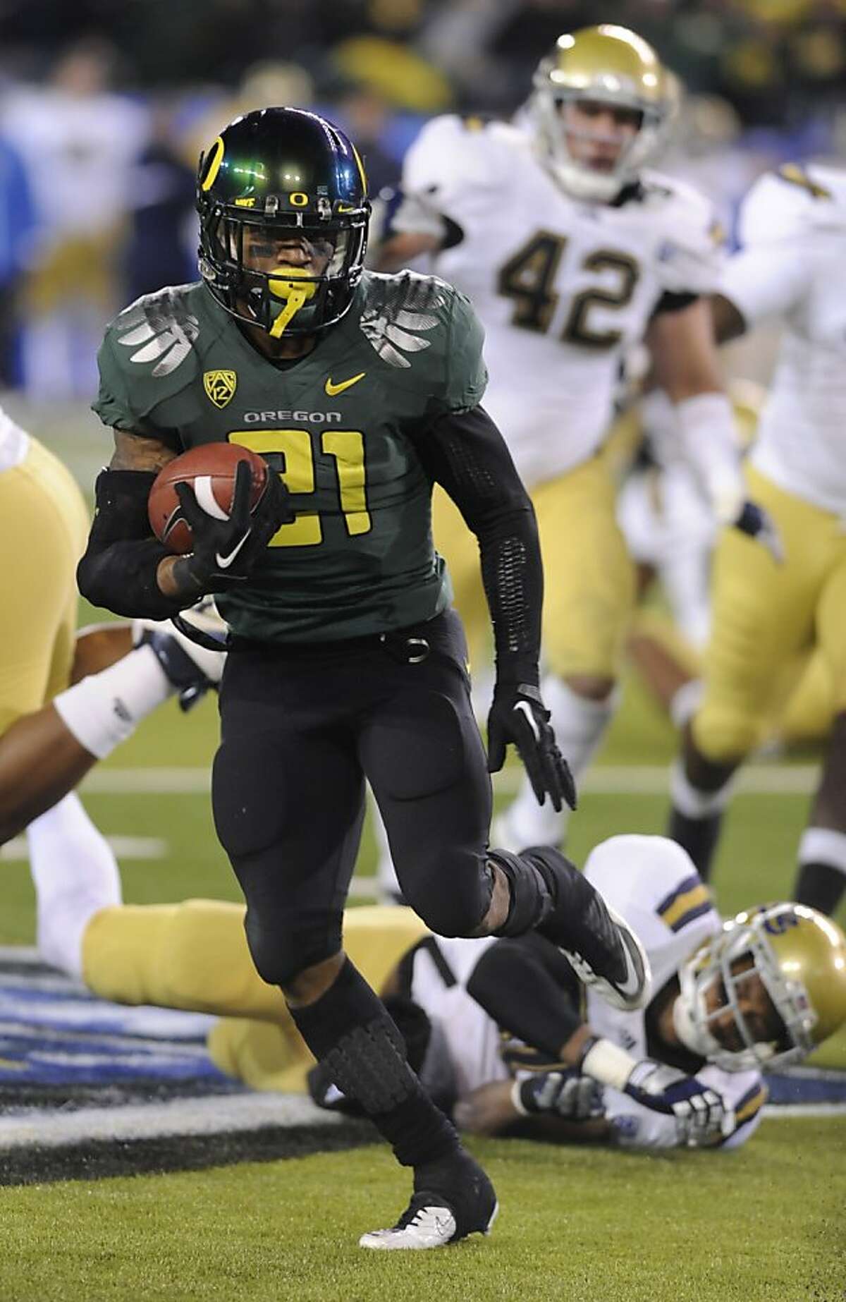 Oregon's LaMichael James (21) runs against UCLA in the first half of the NCAA Pac-12 Championship college football game in Eugene, Ore., Saturday, Dec 2, 2011. (AP Photo/Greg Wahl-Stephens)