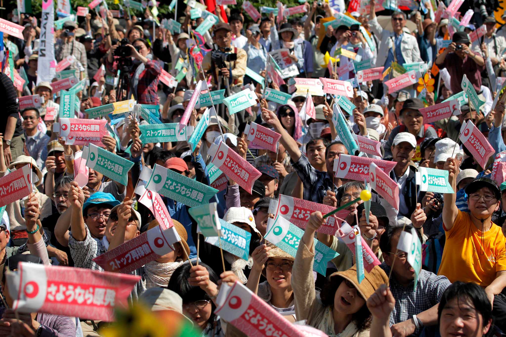 Japanese celebrate nuclear shutdown